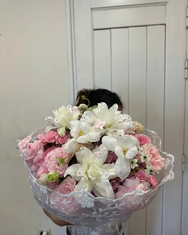 Trắng hồng · Lily